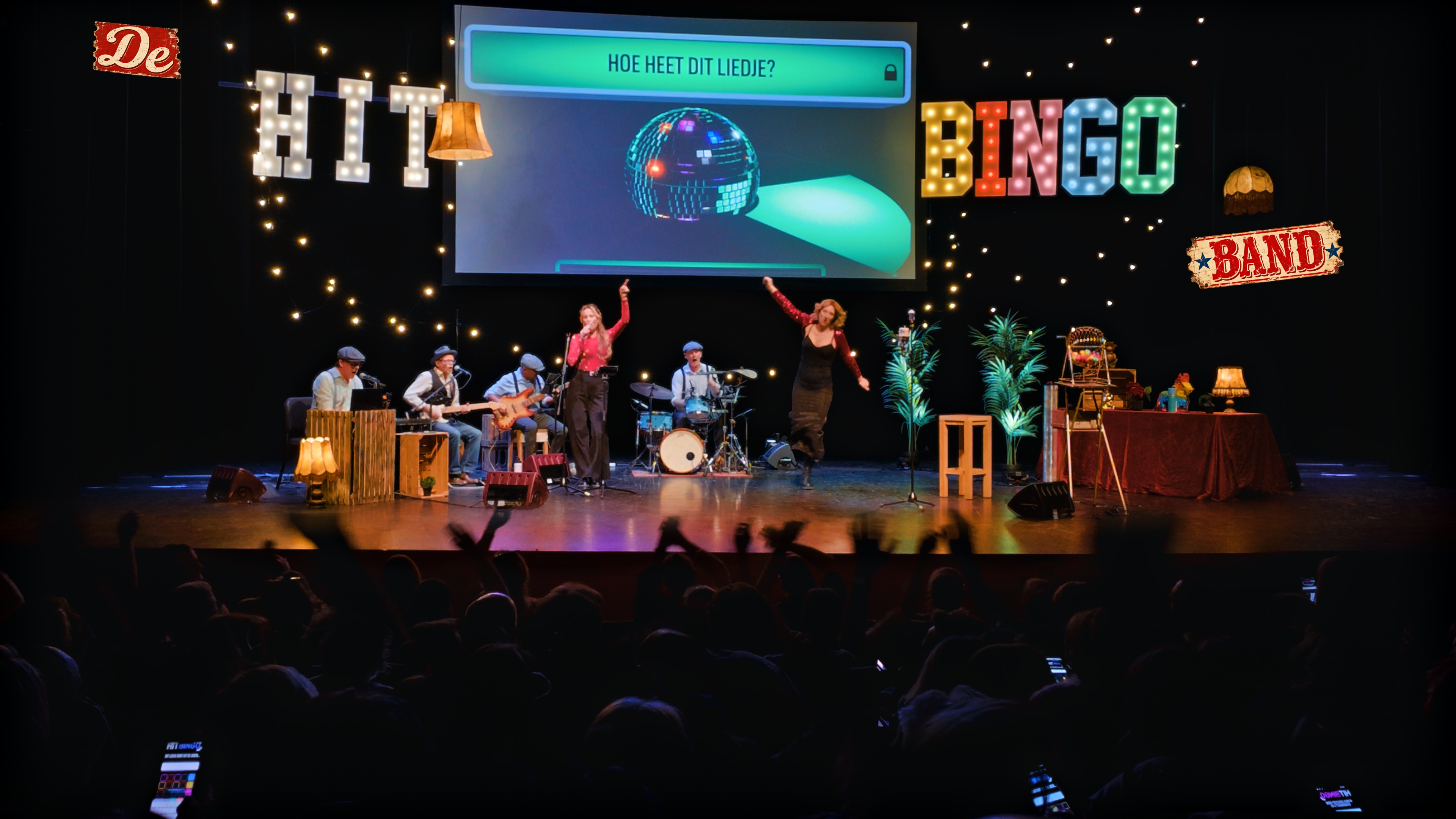 De Hitbingo Band live op het podium tijdens een theatershow